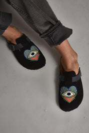 Zuecos A Glance