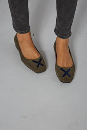 Ballerines en velours côtelé vert avec croix en velours