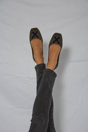Ballerines en velours côtelé vert avec croix en velours