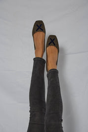 Ballerines en velours côtelé vert avec croix en velours