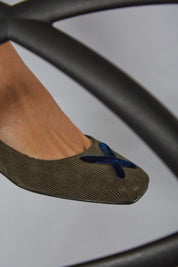 Ballerines en velours côtelé vert avec croix en velours