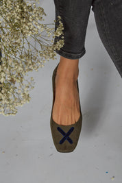 Ballerines en velours côtelé vert avec croix en velours