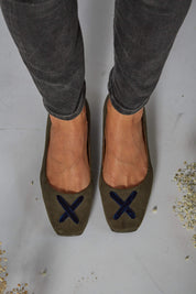 Ballerines en velours côtelé vert avec croix en velours