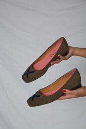 Ballerines en velours côtelé vert avec croix en velours