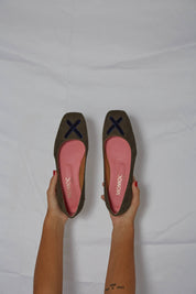 Ballerines en velours côtelé vert avec croix en velours