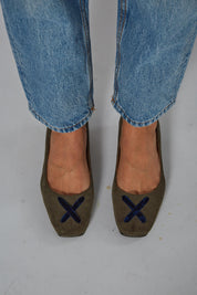 Ballerines en velours côtelé vert avec croix en velours