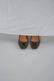 Ballerines en velours côtelé vert avec croix en velours
