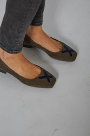 Ballerines en velours côtelé vert avec croix en velours