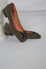 Ballerines en velours côtelé vert avec croix en velours
