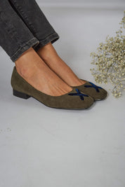 Ballerines en velours côtelé vert avec croix en velours