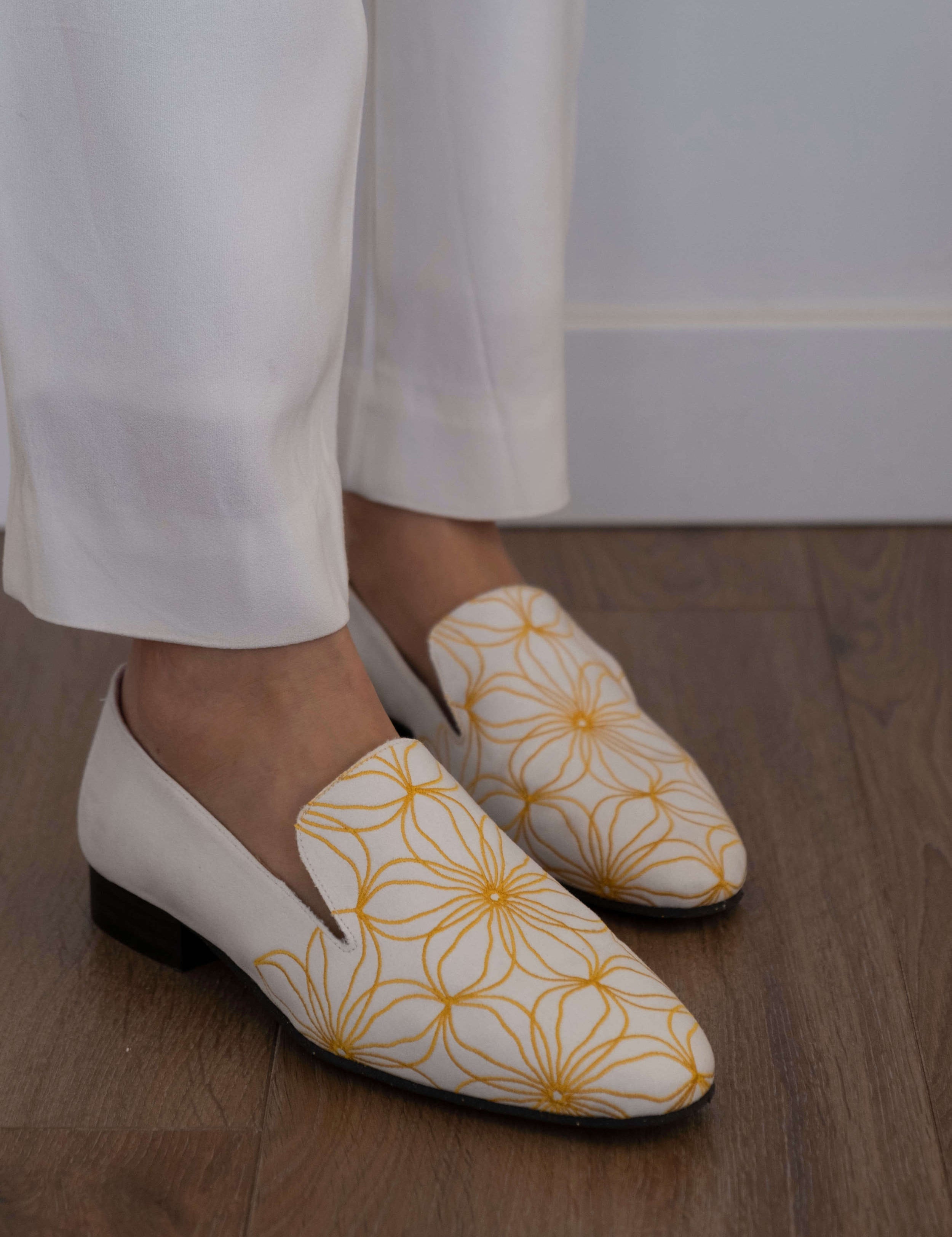 Momocshoes_veganosysostenibles_mocasinesblancosbordadosfloresamarillas_1.jpg