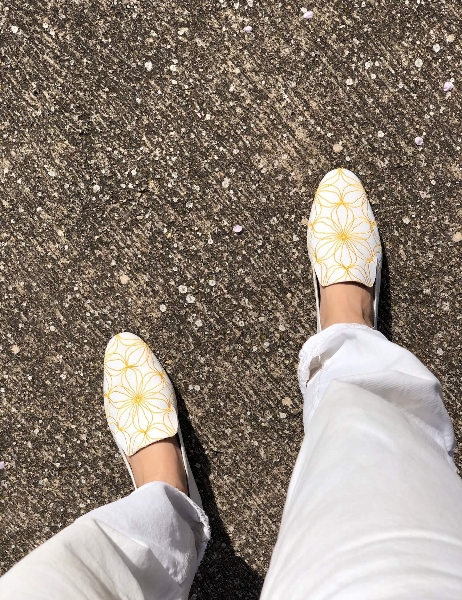 Momocshoes_veganosysostenibles_mocasinesblancosbordadosfloresamarillas_7.jpg