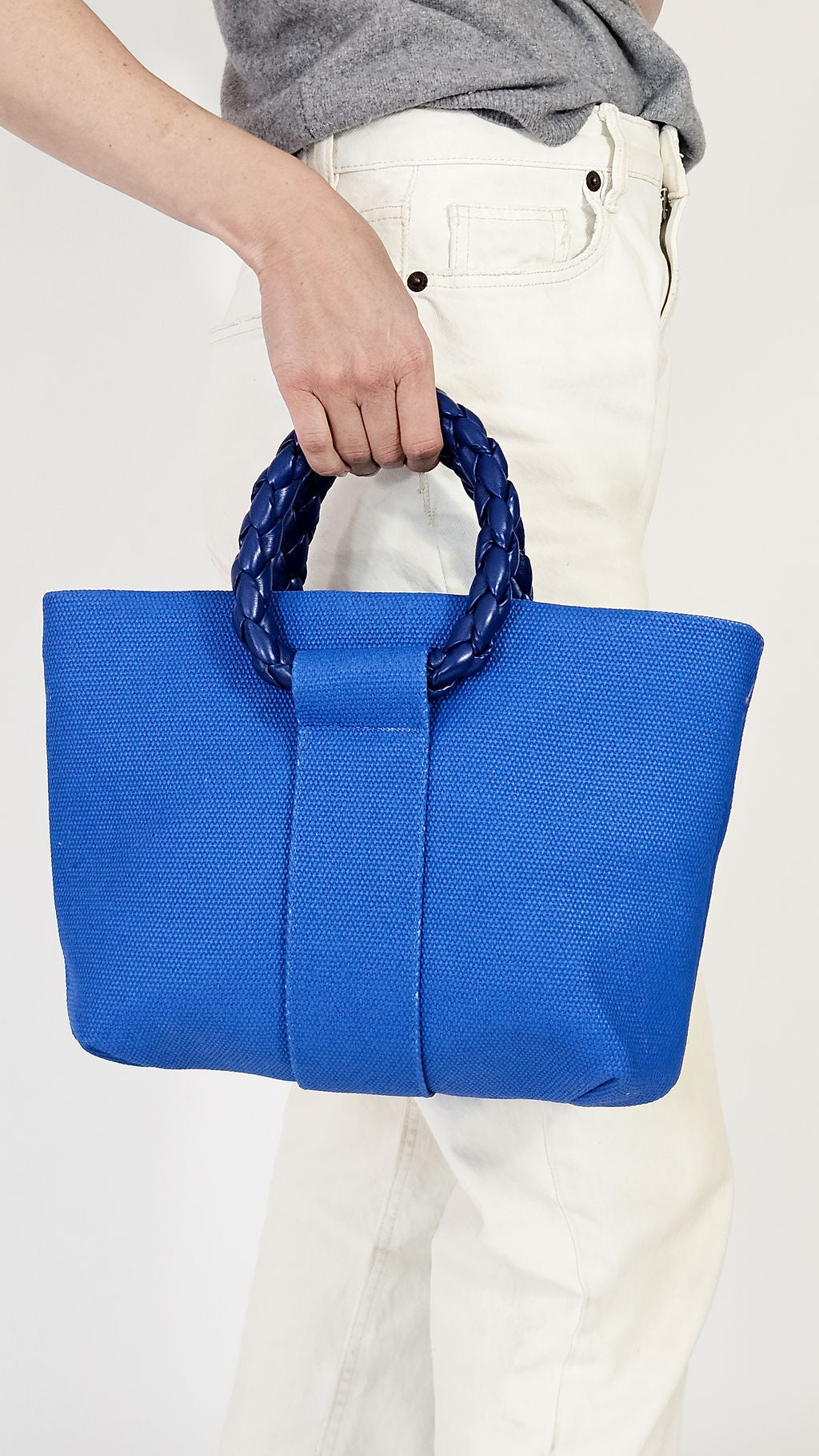 Momoc Tabarca cobalt blue handbag worn by model white trousers everyday outfit | Momoc Shoes