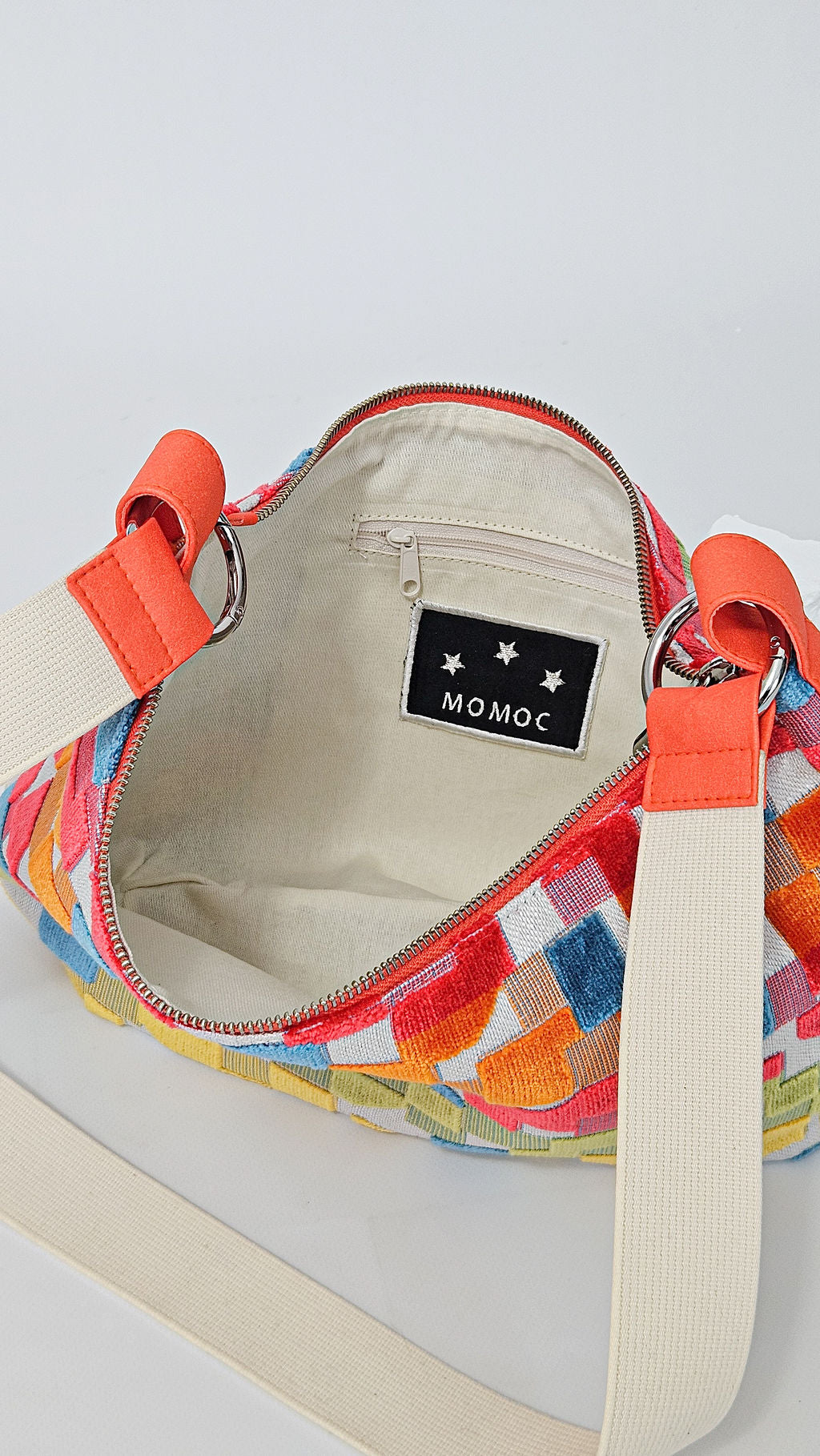 Momoc Frigiliana Mosaic hobo bag interior natural cotton lining brand label detail | Momoc Shoes Spain