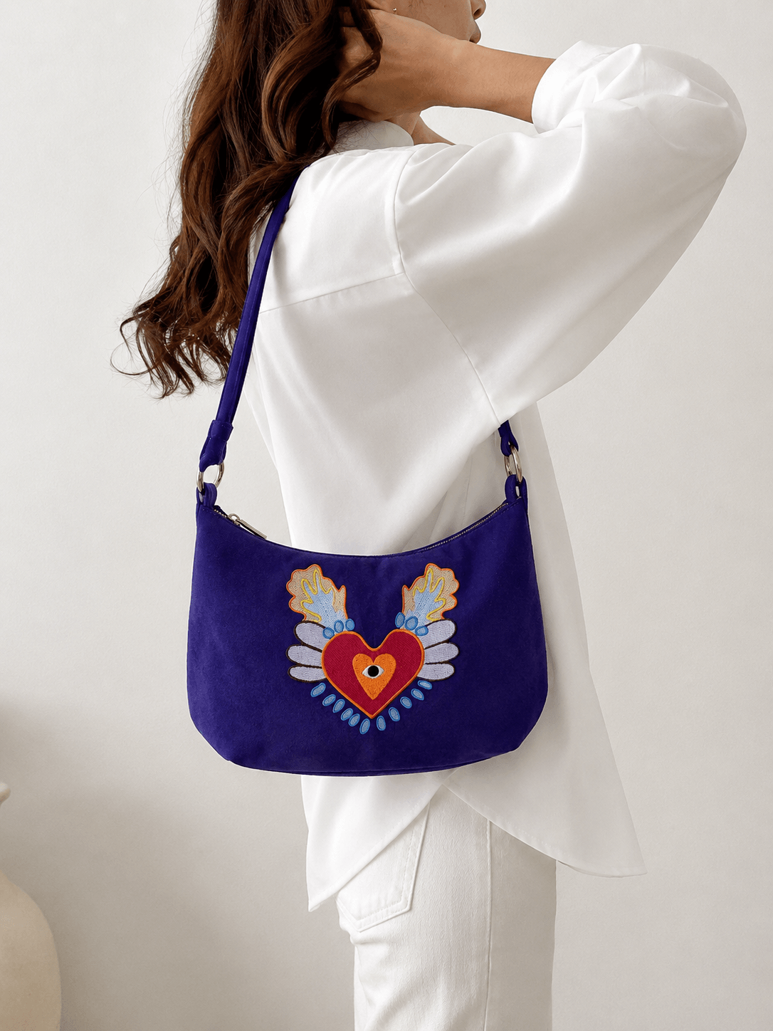 Momoc Te Recuerdo Hobo violet handbag worn model white top shoulder bag lifestyle sustainable Spain | Momoc Shoes