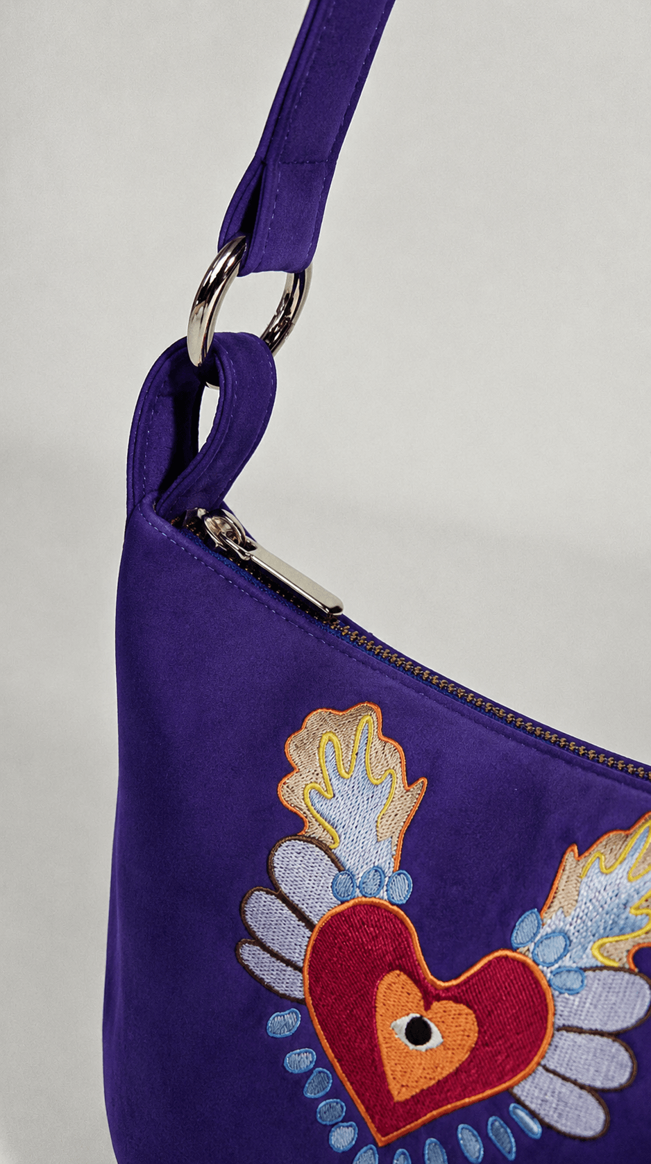 Momoc Te Recuerdo Hobo violet ultrasuede bag close up silver ring detail artisan embroidery | Momoc Shoes Spain