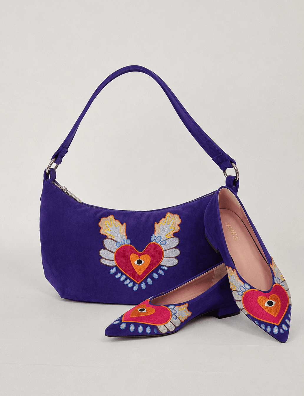 Momoc Te Recuerdo Hobo violet bag side view with matching ballet flats sacred heart embroidery set | Momoc Shoes Spain