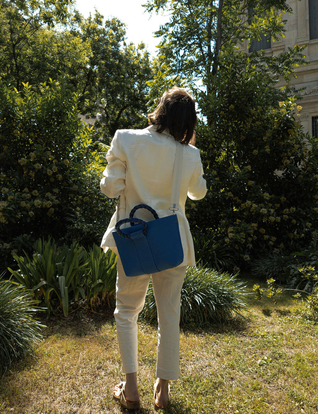 Momoc Tabarca cobalt blue handbag worn by model white trousers everyday outfit | Momoc Shoes