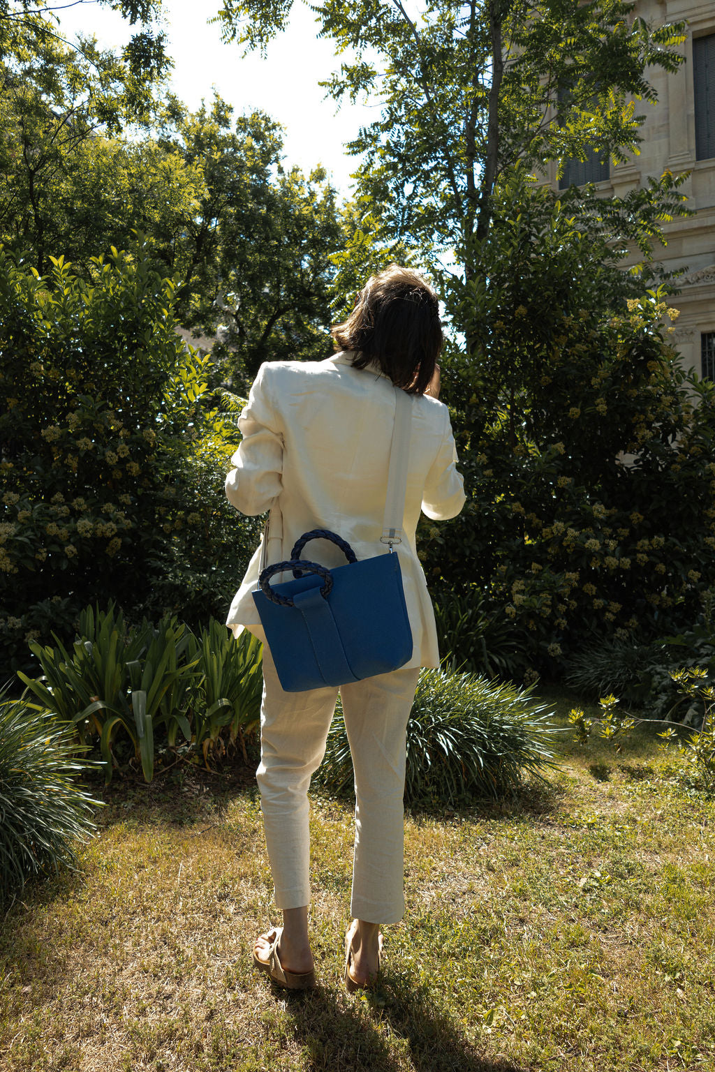 Momoc Tabarca cobalt blue handbag worn by model white trousers everyday outfit | Momoc Shoes