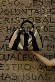 Momoc Le Marais vegan handbag black beige stripes braided women holding bag | Momoc Shoes Spain