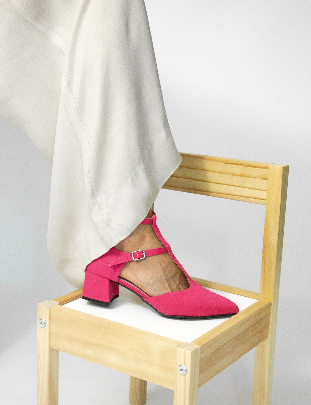 Momoc Bambu Rosa midi heel side view white trousers look pink bamboo sustainable Spain | Momoc Shoes Spain