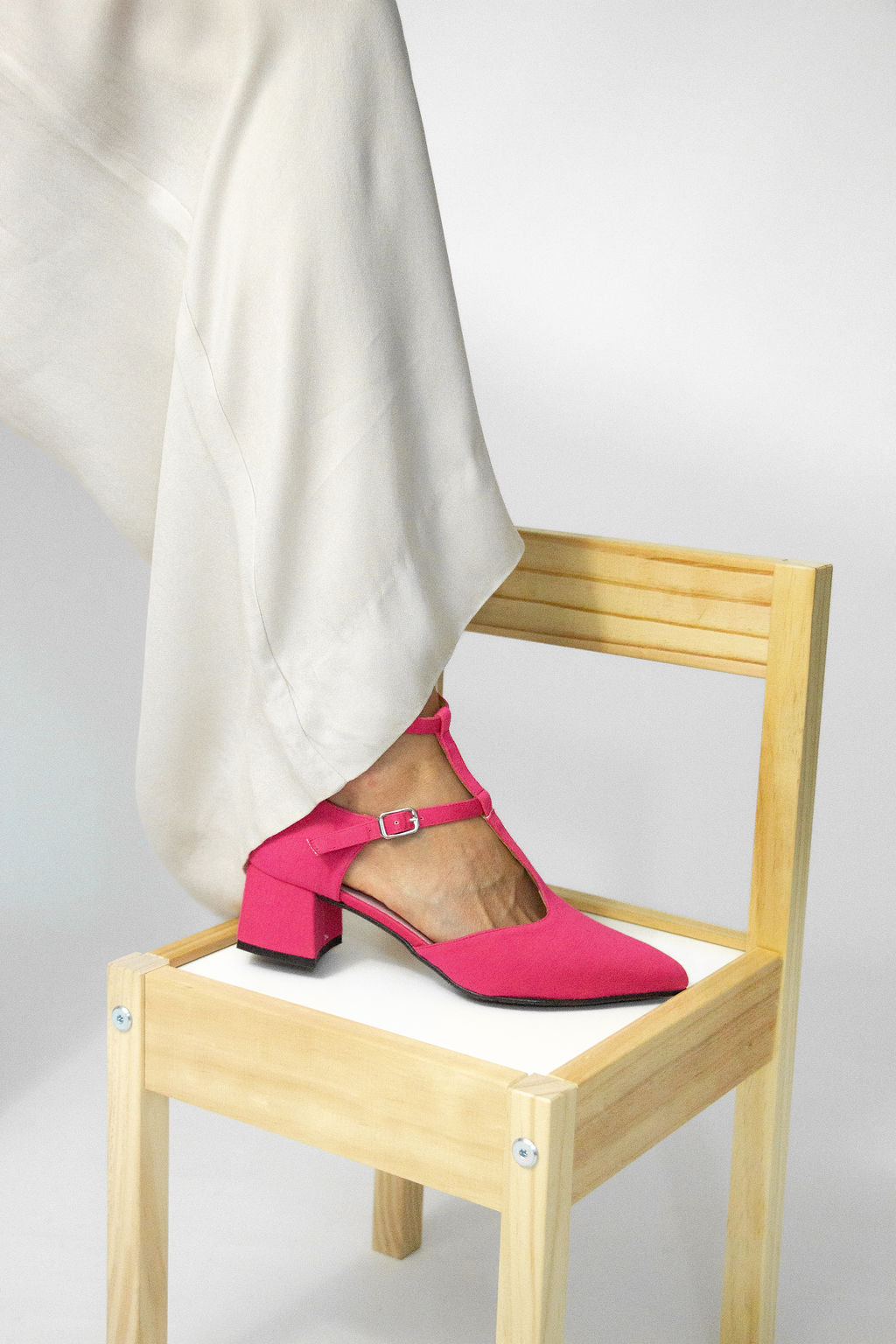 Momoc Bambu Rosa midi heel side view white trousers look pink bamboo sustainable Spain | Momoc Shoes Spain