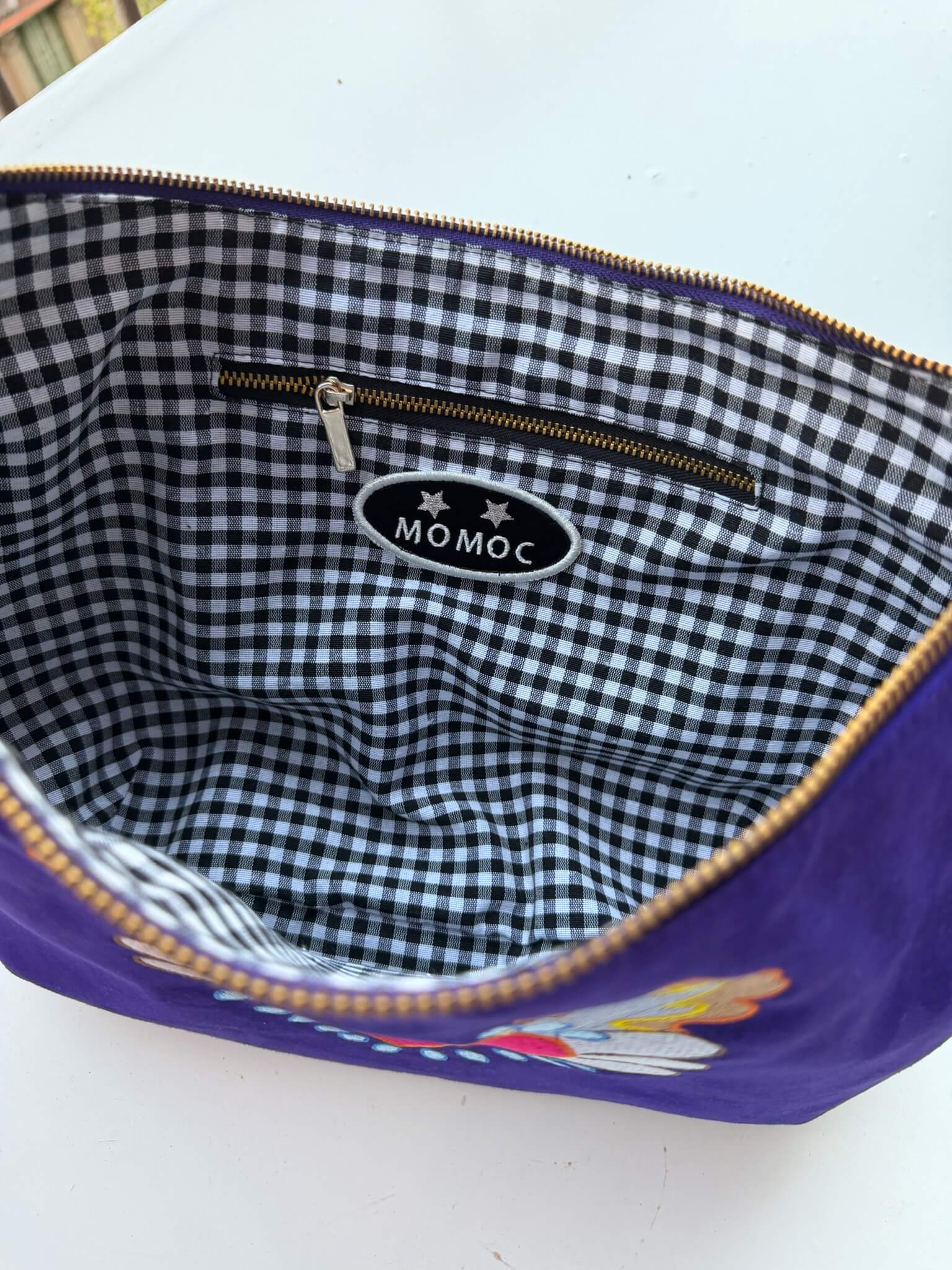 Momoc Te Recuerdo violet handbag inside with an interior pocket and gingham cotton lining sacred heart embroidery collection Spain | Momoc Shoes Spain