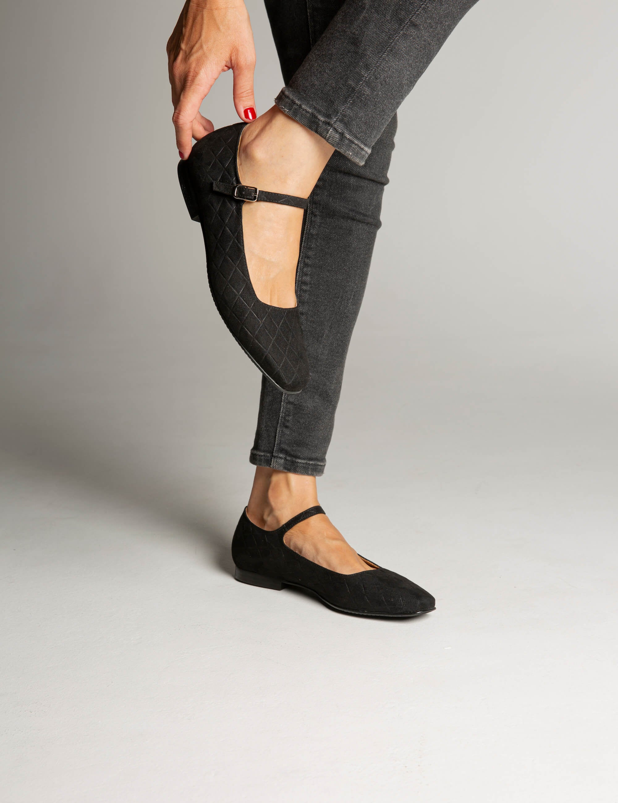 MOMOCshoes_veganandsustainableballerinas_black_rhombs_4.jpg