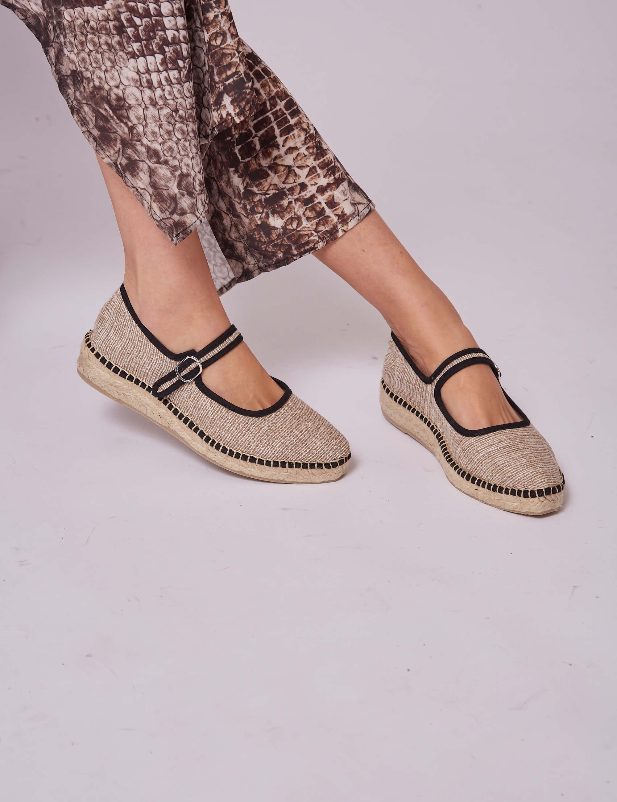 MOMOCshoes_veganandsustainablesandals_blackandbeige_3.jpg