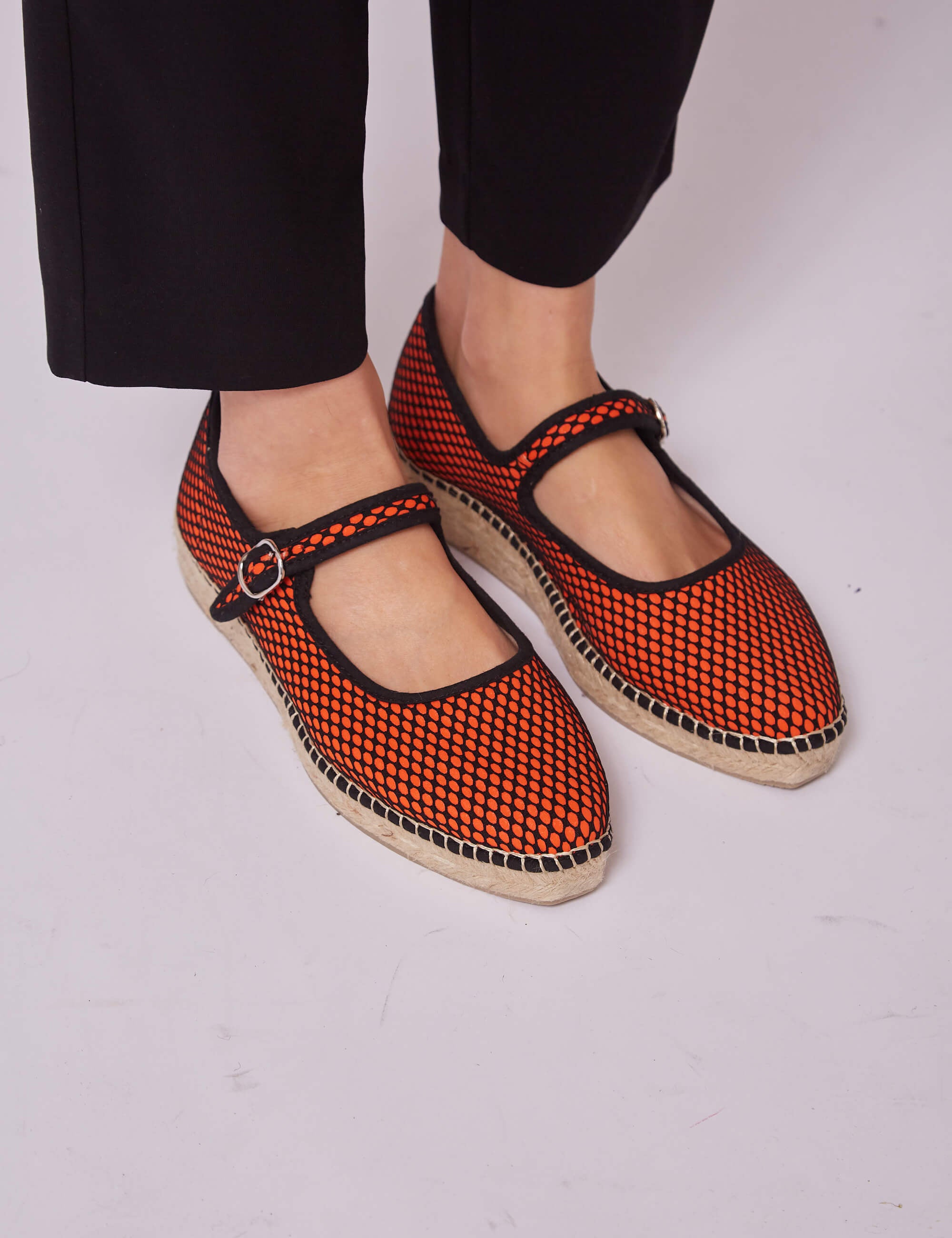 MOMOCshoes_veganandsustainablesandals_rejillaorangeandblack_1.jpg