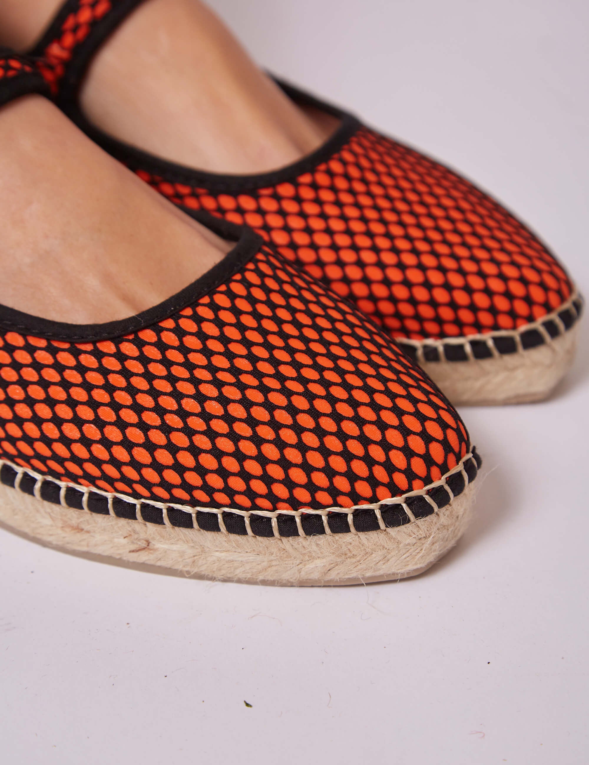 MOMOCshoes_veganandsustainablesandals_rejillaorangeandblack_9.jpg