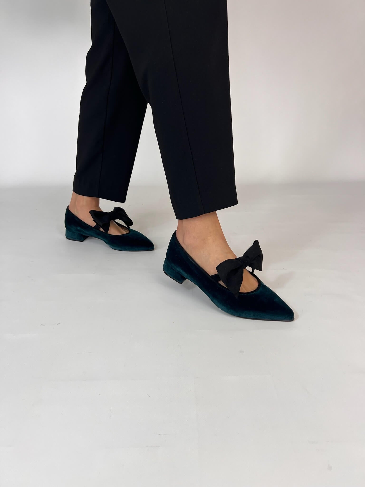 Momoc Lucrecia green velvet flat worn side profile black trousers pointed toe | Momoc Shoes Spain