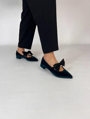 Momoc Lucrecia green velvet flat worn side profile black trousers pointed toe | Momoc Shoes Spain