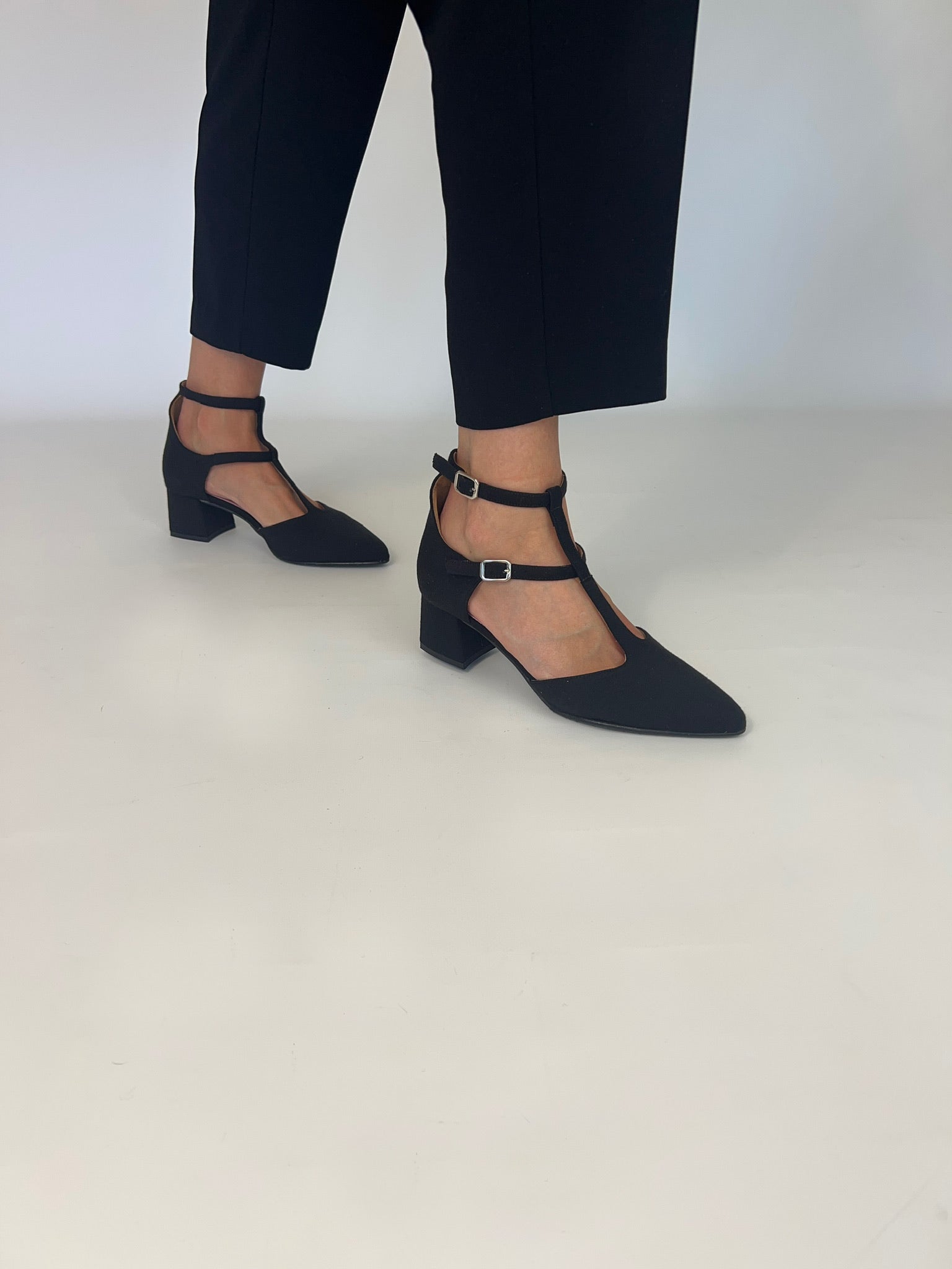 Momoc Bambu Negro black bamboo midi heel side view black trousers white background | Momoc Shoes Spain