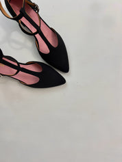 Momoc Bambu Negro black midi heel close up cross straps pointed toe detail Spain | Momoc Shoes Spain