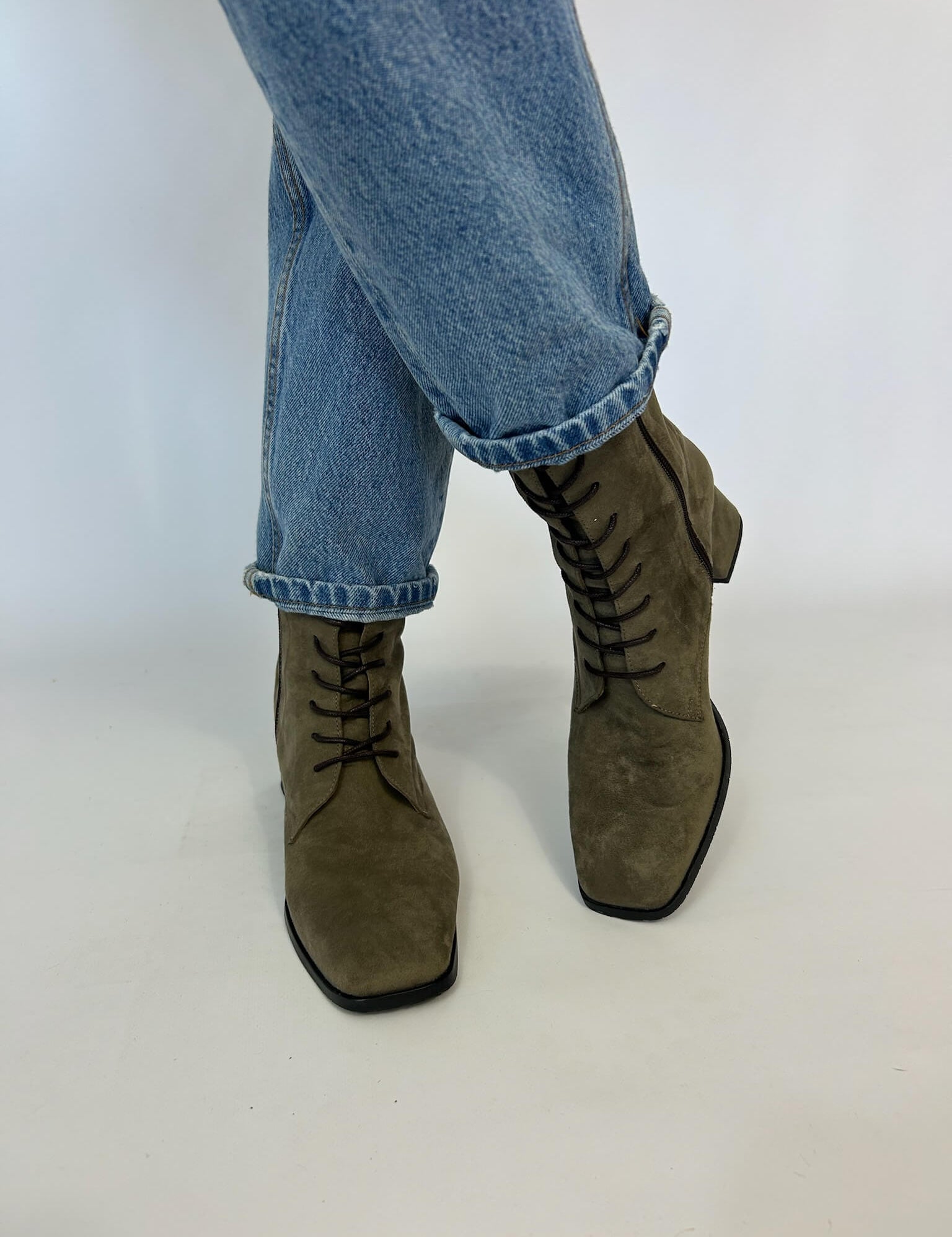 Momoc_shoes_botas_altas_acordonadas_vegan_brown_19_30d0b1c0-6213-42be-94ff-2b0ce5ed03c2.jpg