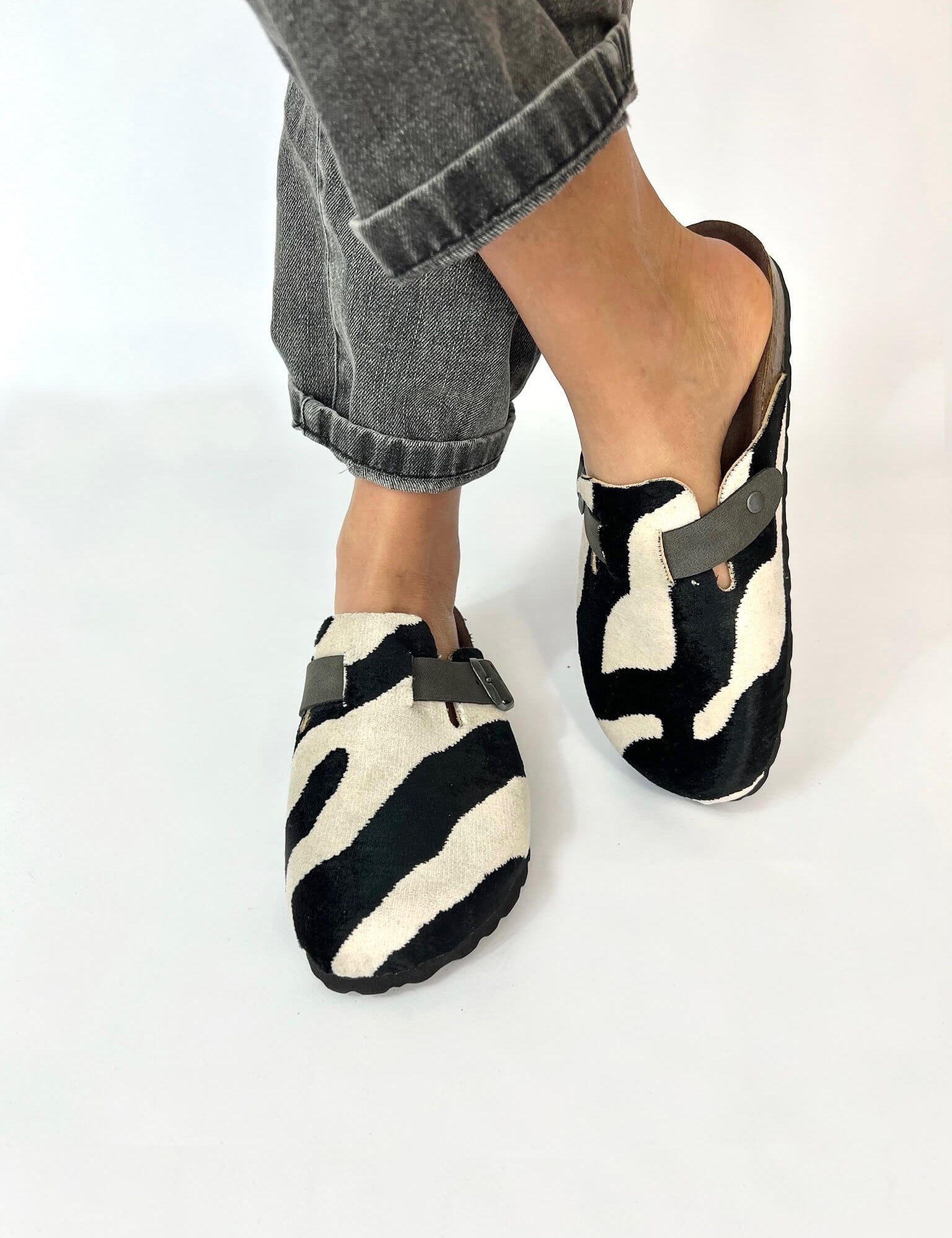 Momoc_shoes_clog_zebra_print_18.jpg