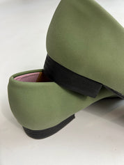 Momoc Elsa green ballet flats back view heel detail pointed toe artisan handmade Spain | Momoc Shoes Spain