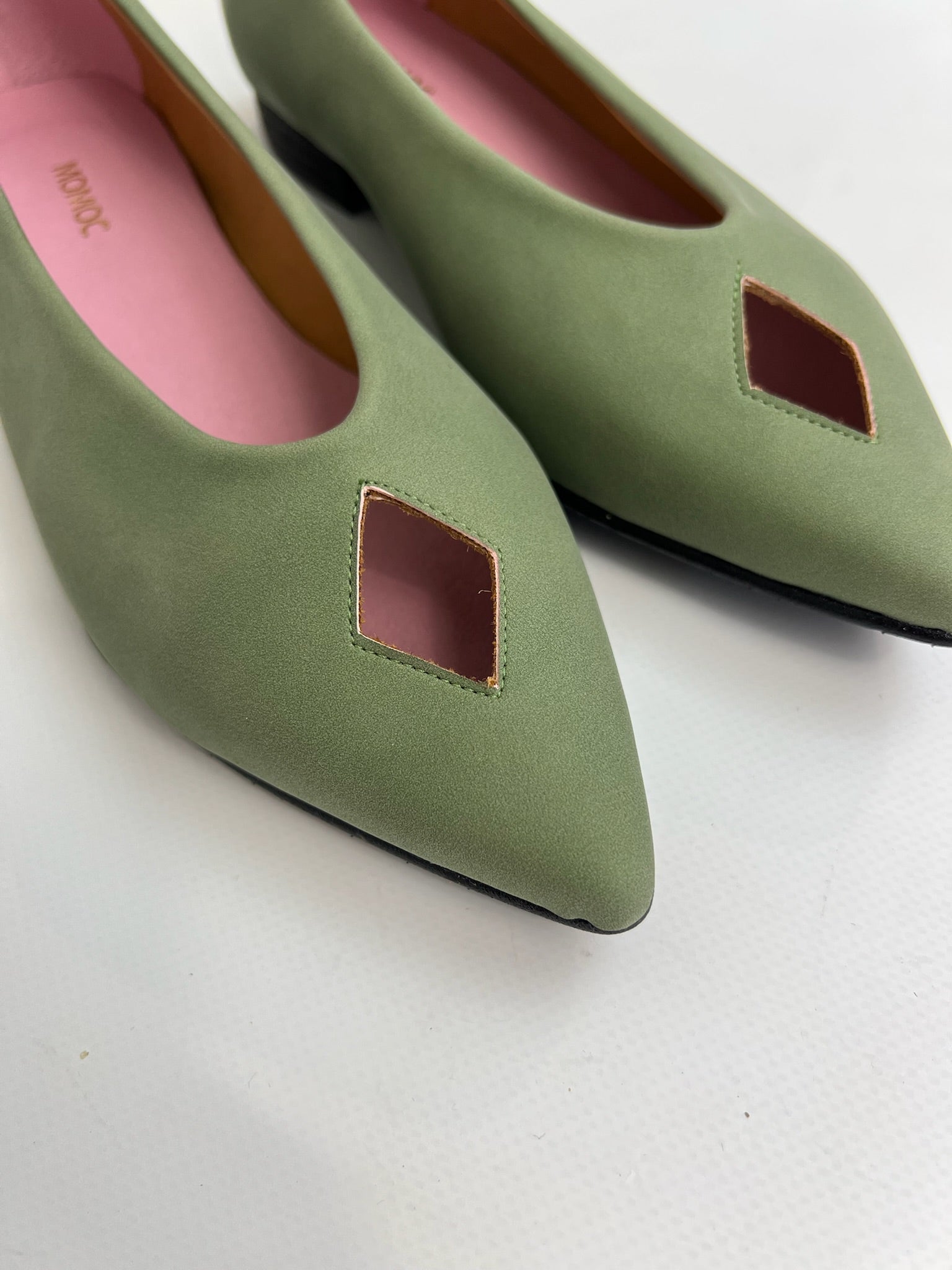 Momoc Elsa green ballet flat side profile rhombus cutout detail powder pink insole vegan | Momoc Shoes