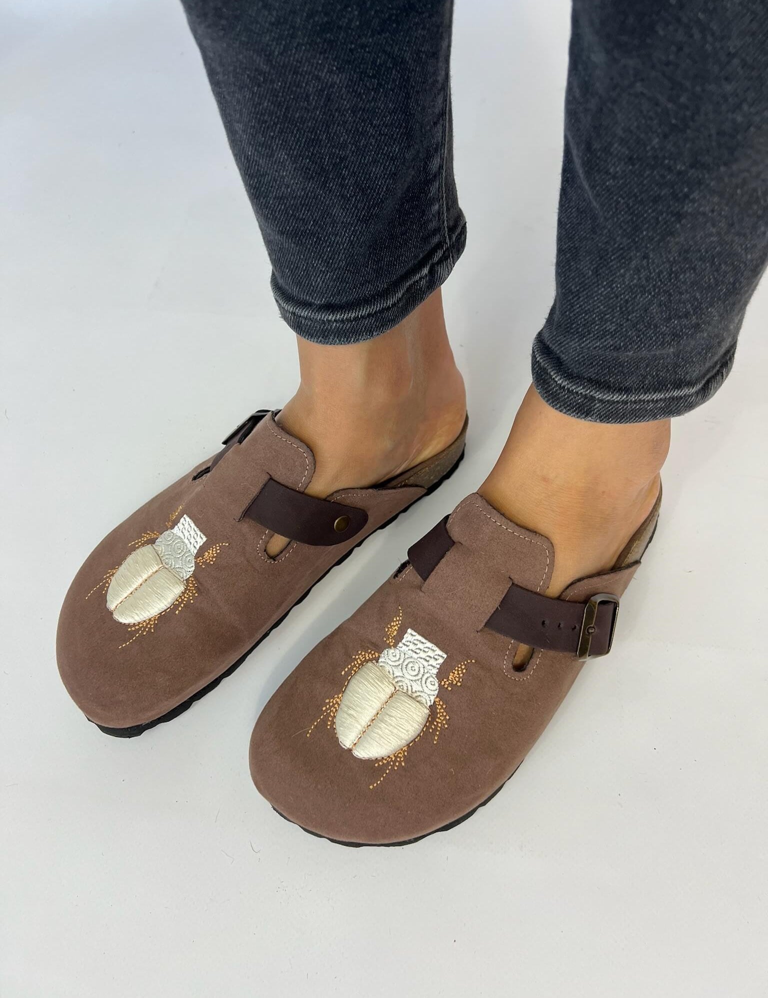 Momoc_shoes_vegan_and_sustainable_clogs_insects_29.jpg