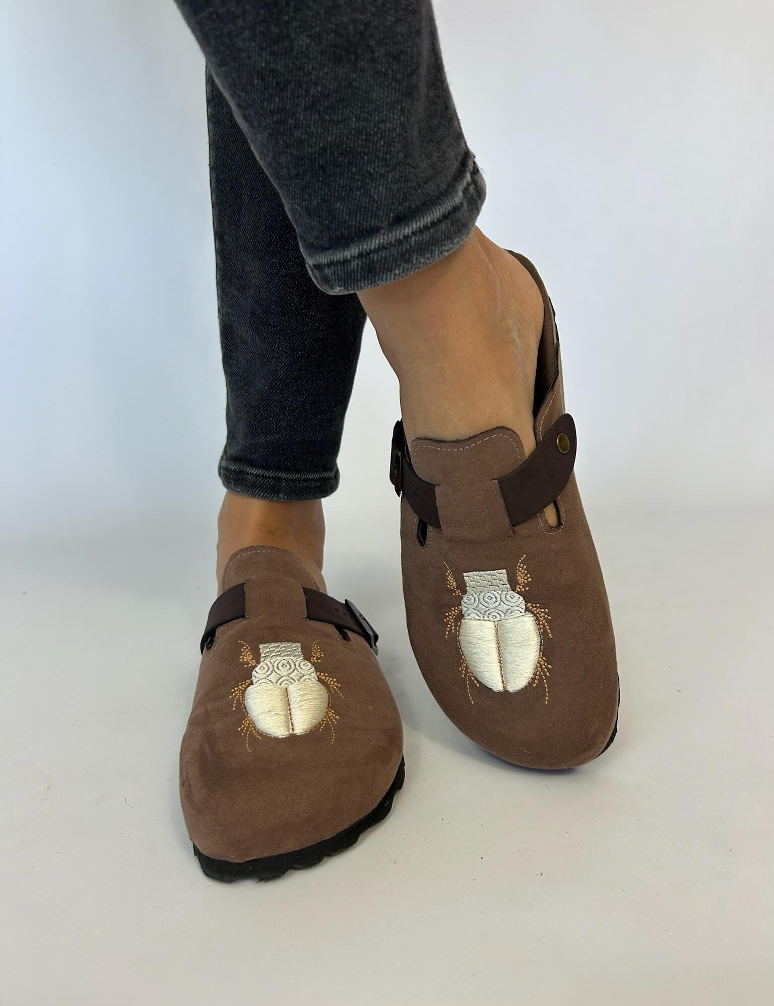Momoc_shoes_vegan_and_sustainable_clogs_insects_35.jpg