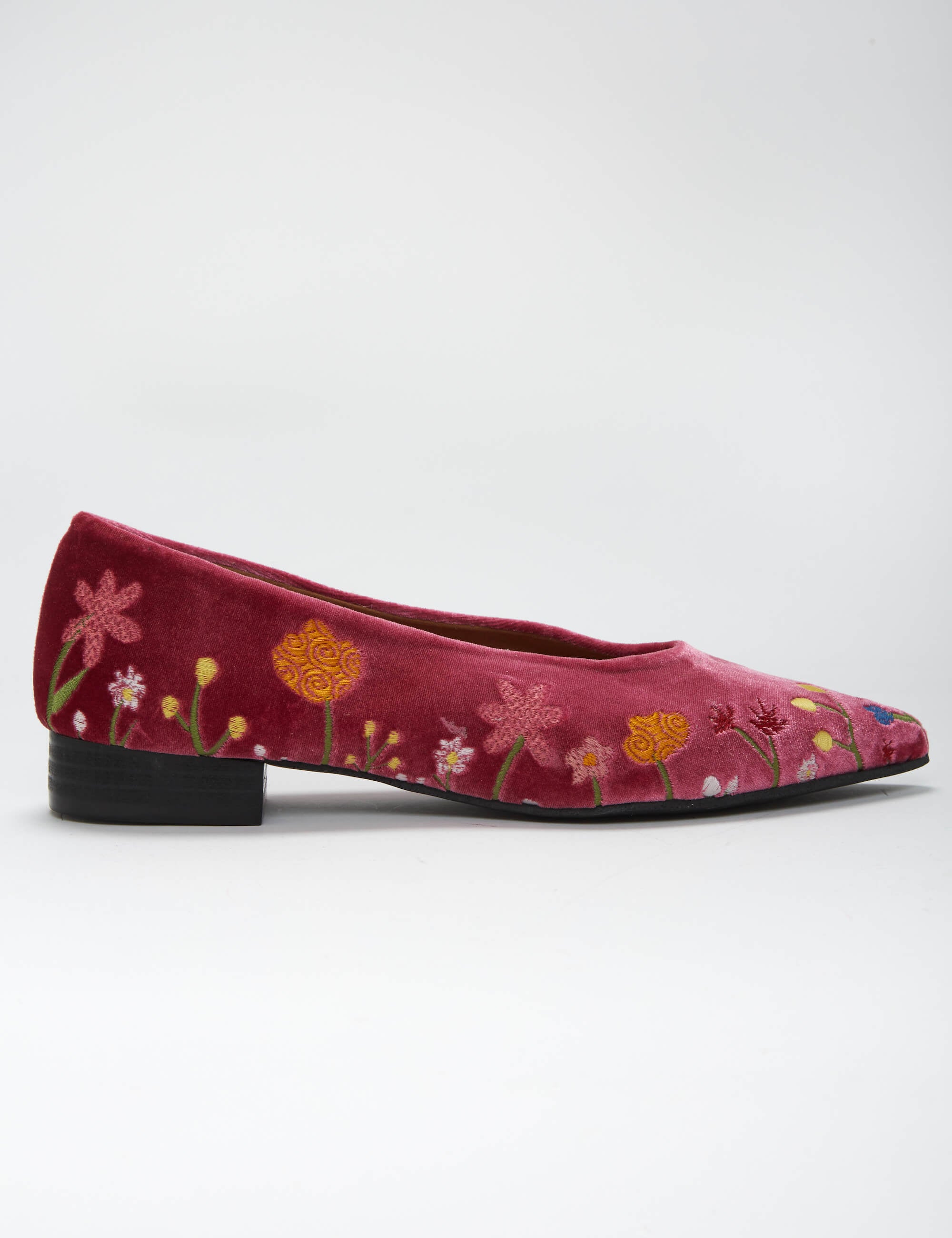 Momoc_shoes_vegan_and_sustainable_flores_libres_10de5116-c5ab-40f5-bfec-05d4307fa7d1.jpg
