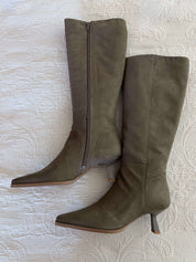 Momoc Avila taupe boots pair styled front diagonal view vegan microfibre breathable Portugal | Momoc Shoes Spain