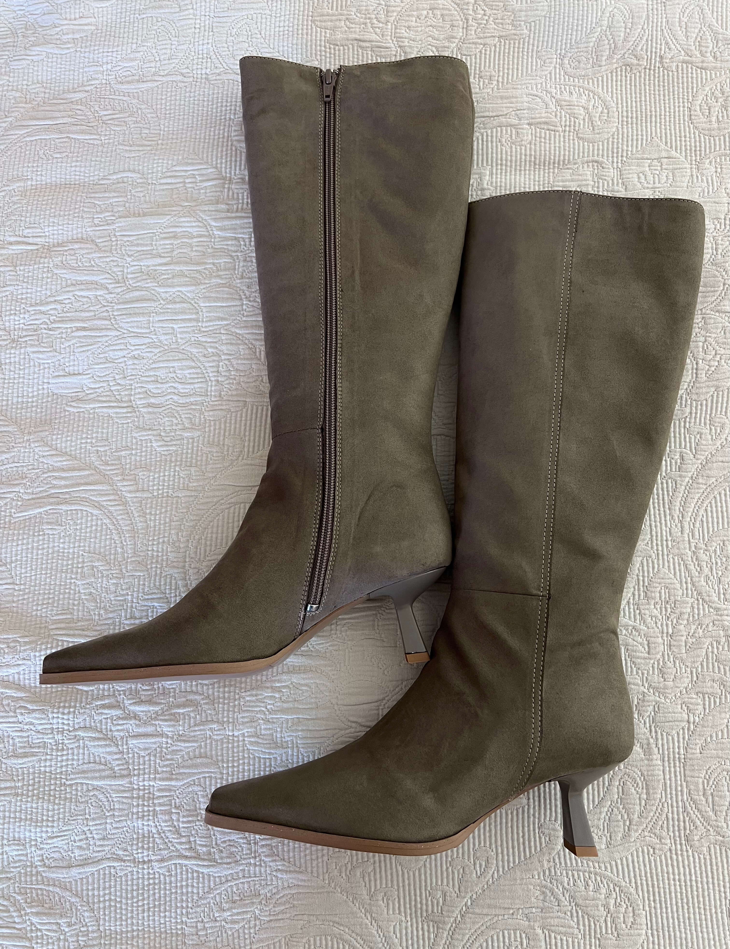 Momoc Avila taupe boots pair styled front diagonal view vegan microfibre breathable Portugal | Momoc Shoes Spain