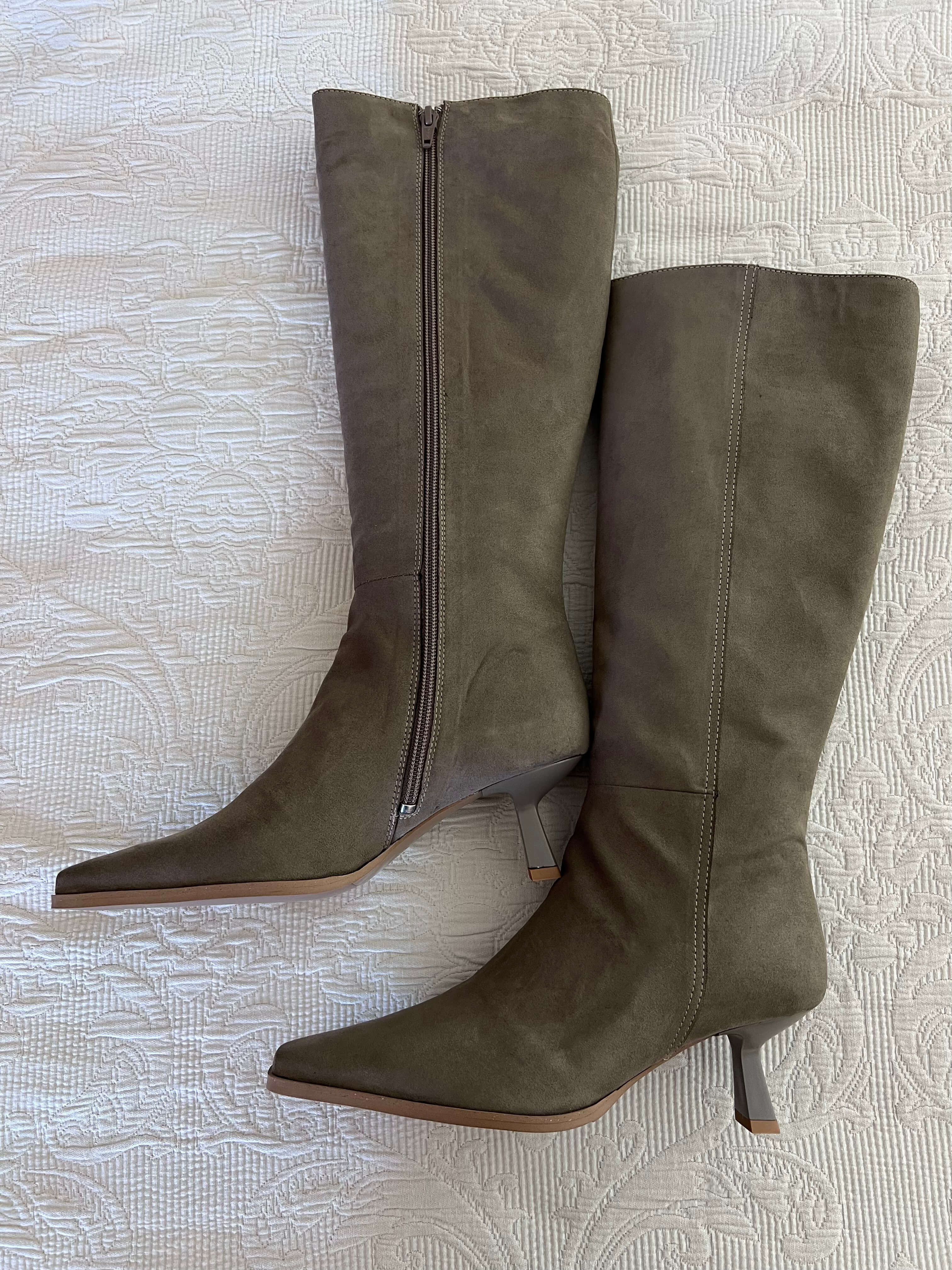 Momoc Avila taupe boots pair styled front diagonal view vegan microfibre breathable Portugal | Momoc Shoes Spain