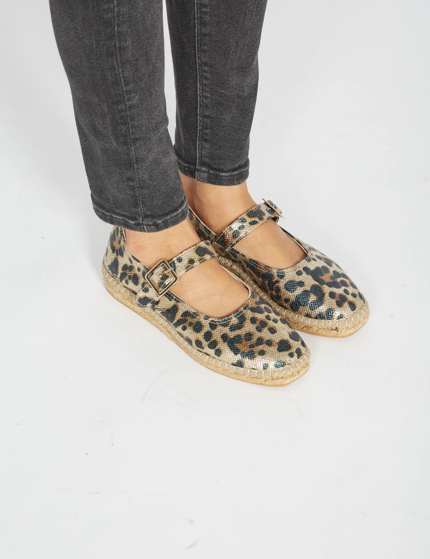 Momoc_shoes_vegan_and_sustainable_manoletinas_leopard2_1.jpg