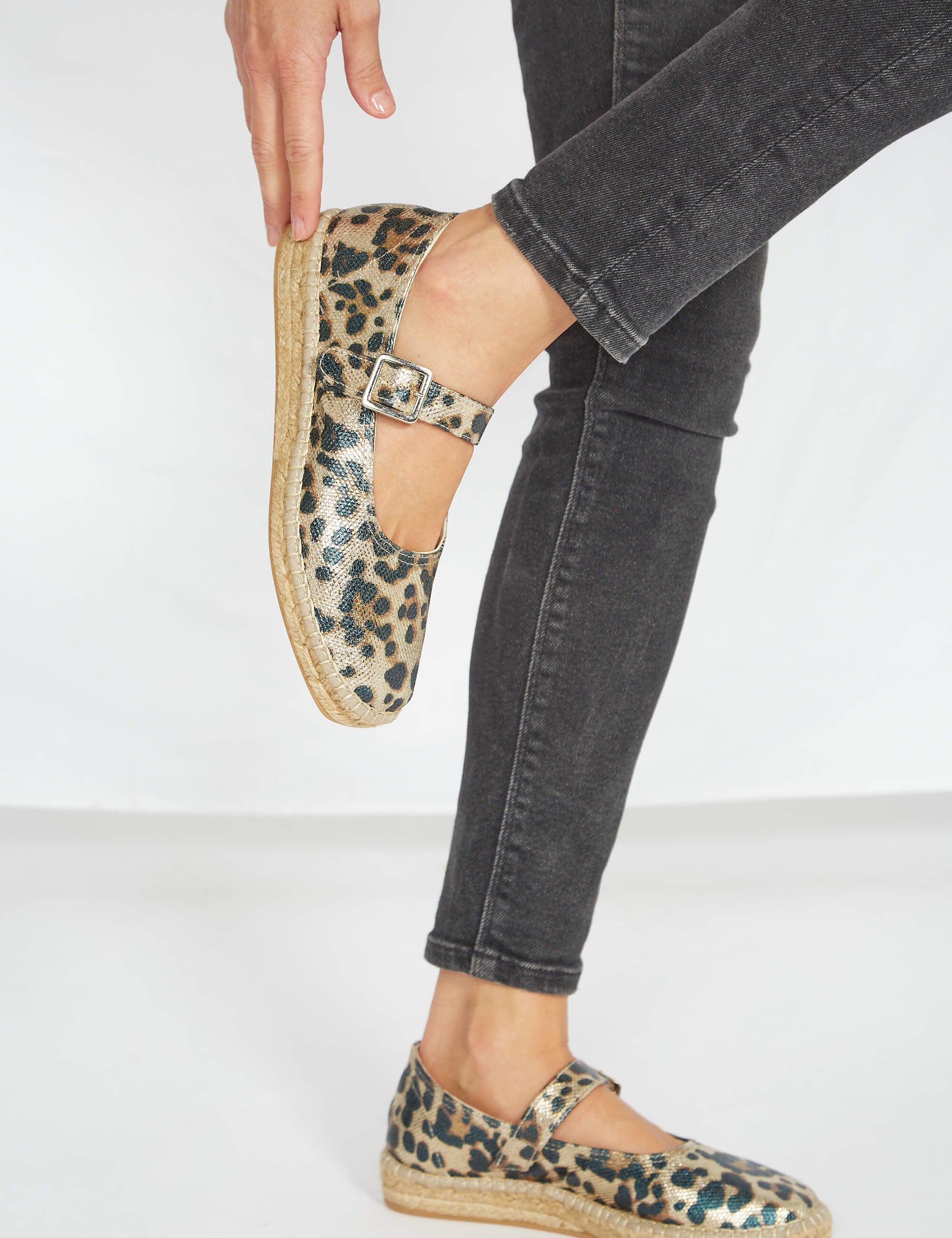 Momoc_shoes_vegan_and_sustainable_manoletinas_leopard2_11.jpg