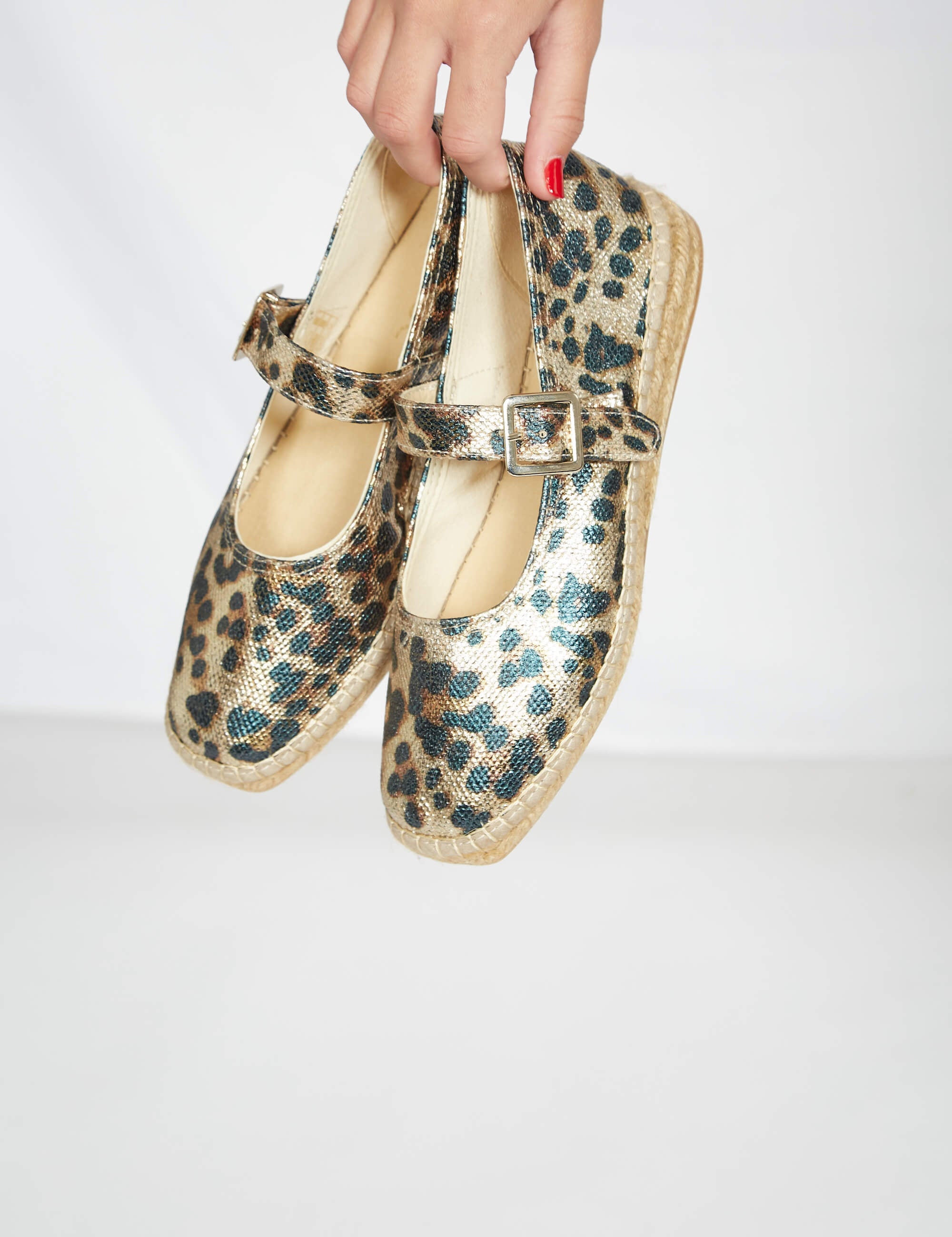Momoc_shoes_vegan_and_sustainable_manoletinas_leopard2_18.jpg