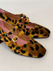 Momoc Bardot leopard midi heels worn back view raised foot black trousers lifestyle Spain | Momoc Shoes Spain
