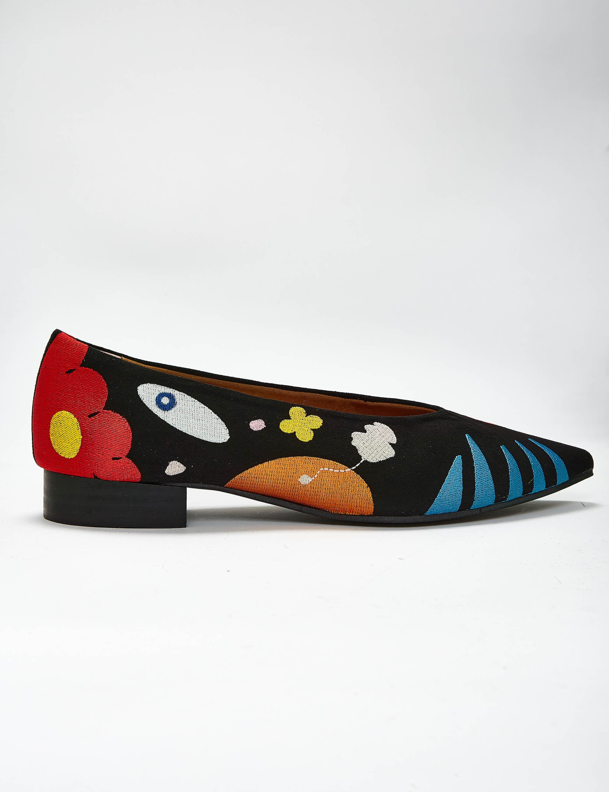 Momoc_shoes_vegan_and_sustainable_new_universe.jpg
